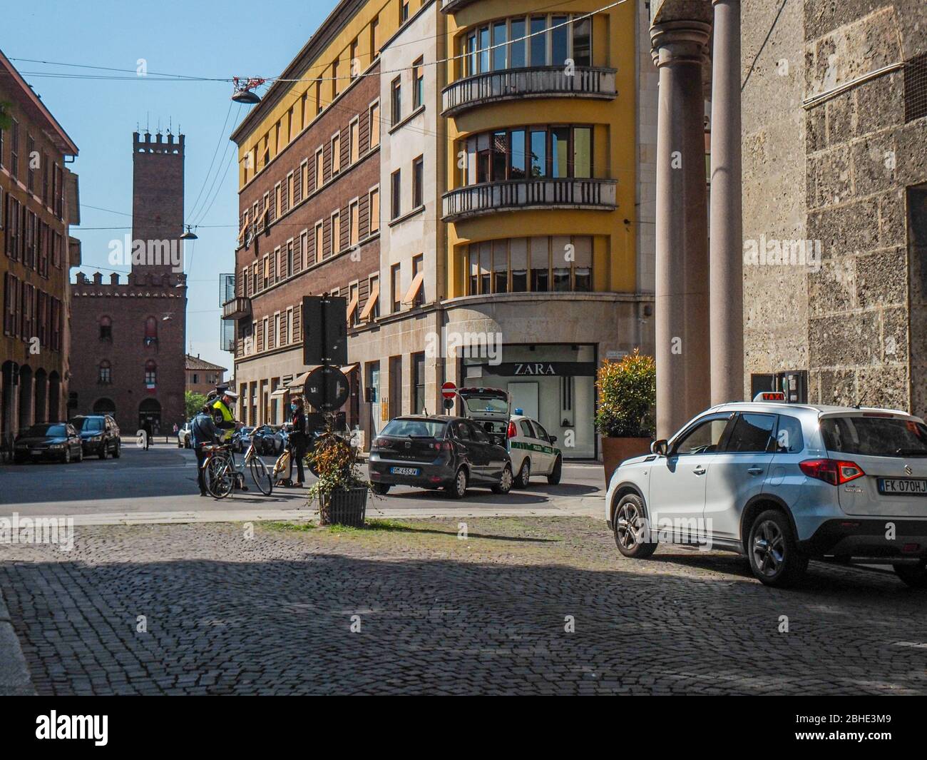 Cremona, Lombardia, Italia - 25 aprile 2020 - deserte città paesaggi nel centro e la vita quotidiana della città durante lo scoppio coronavirus città di chiusura Foto Stock