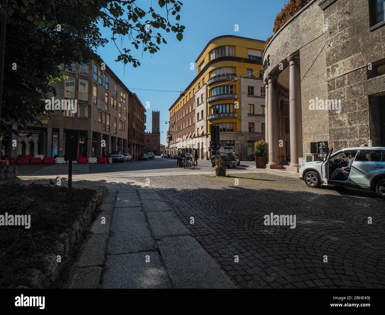 Cremona, Lombardia, Italia - 25 aprile 2020 - deserte città paesaggi nel centro e la vita quotidiana della città durante lo scoppio coronavirus città di chiusura Foto Stock