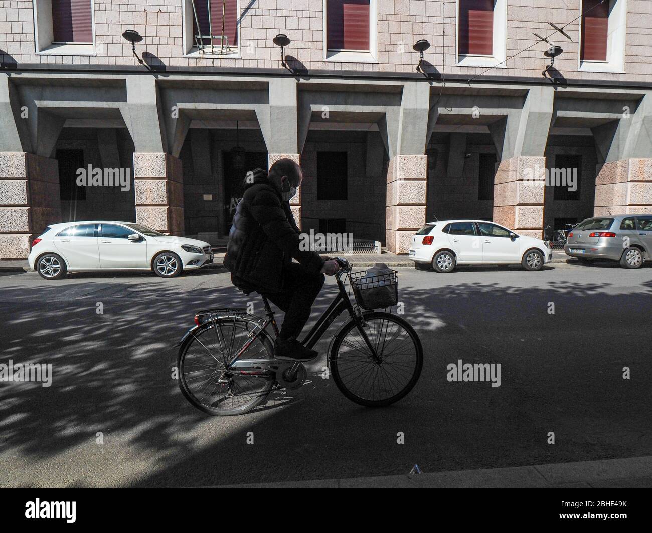 Cremona, Lombardia, Italia - 25 aprile 2020 - deserte città paesaggi nel centro e la vita quotidiana della città durante lo scoppio coronavirus città di chiusura Foto Stock