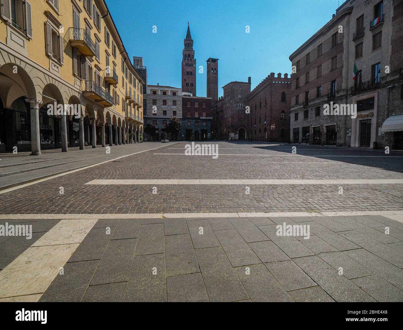 Cremona, Lombardia, Italia - 25 aprile 2020 - deserte città paesaggi nel centro e la vita quotidiana della città durante lo scoppio coronavirus città di chiusura Foto Stock