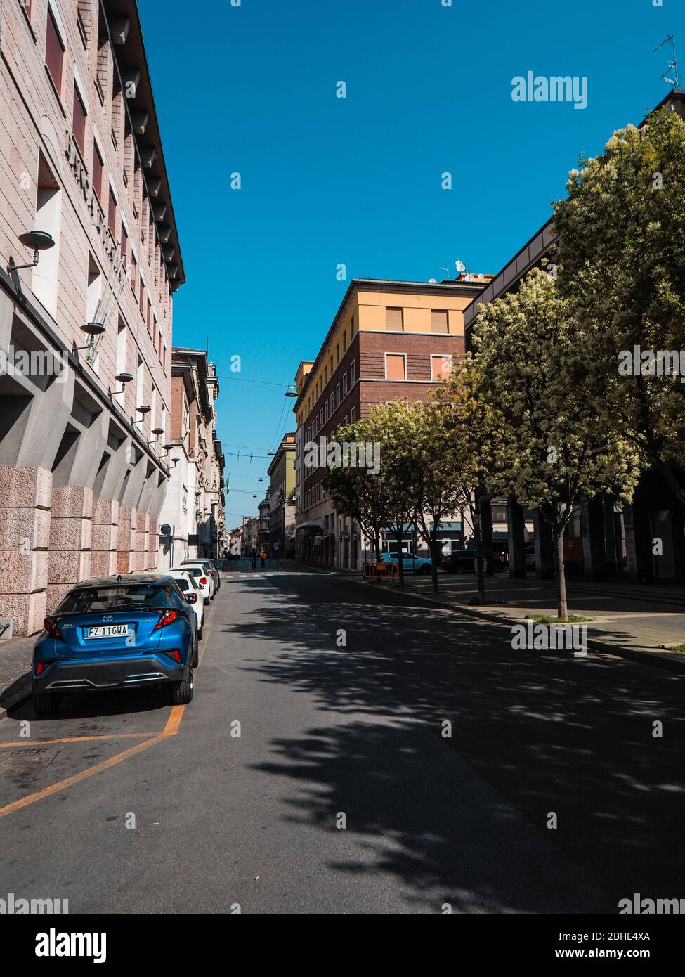 Cremona, Lombardia, Italia - 25 aprile 2020 - deserte città paesaggi nel centro e la vita quotidiana della città durante lo scoppio coronavirus città di chiusura Foto Stock