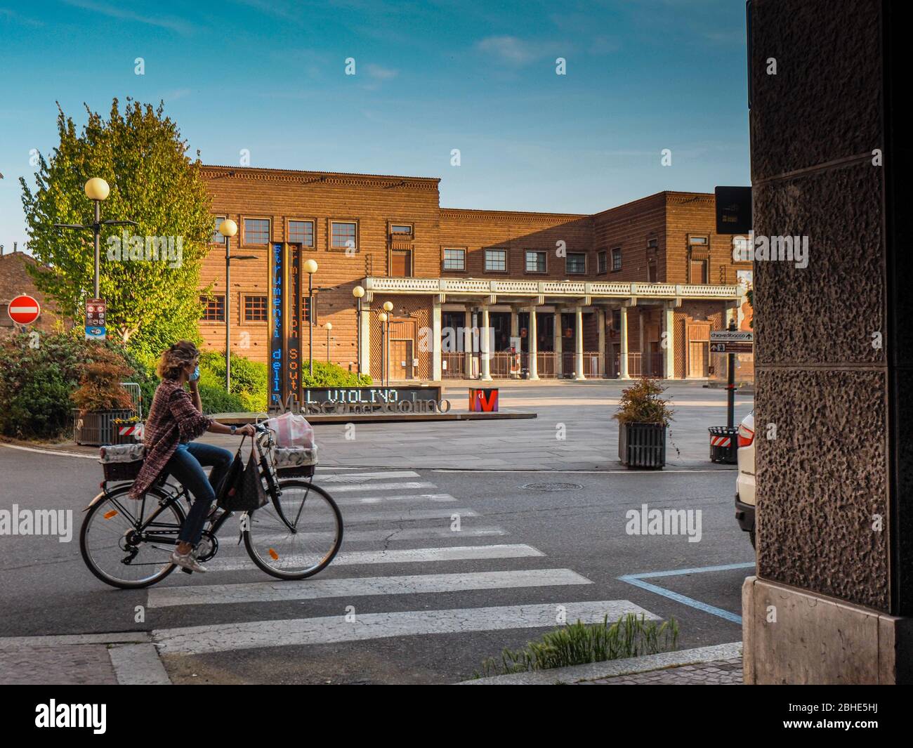 Cremona, Lombardia, Italia - 25 aprile 2020 - deserte città paesaggi nel centro e la vita quotidiana della città durante lo scoppio coronavirus città di chiusura Foto Stock