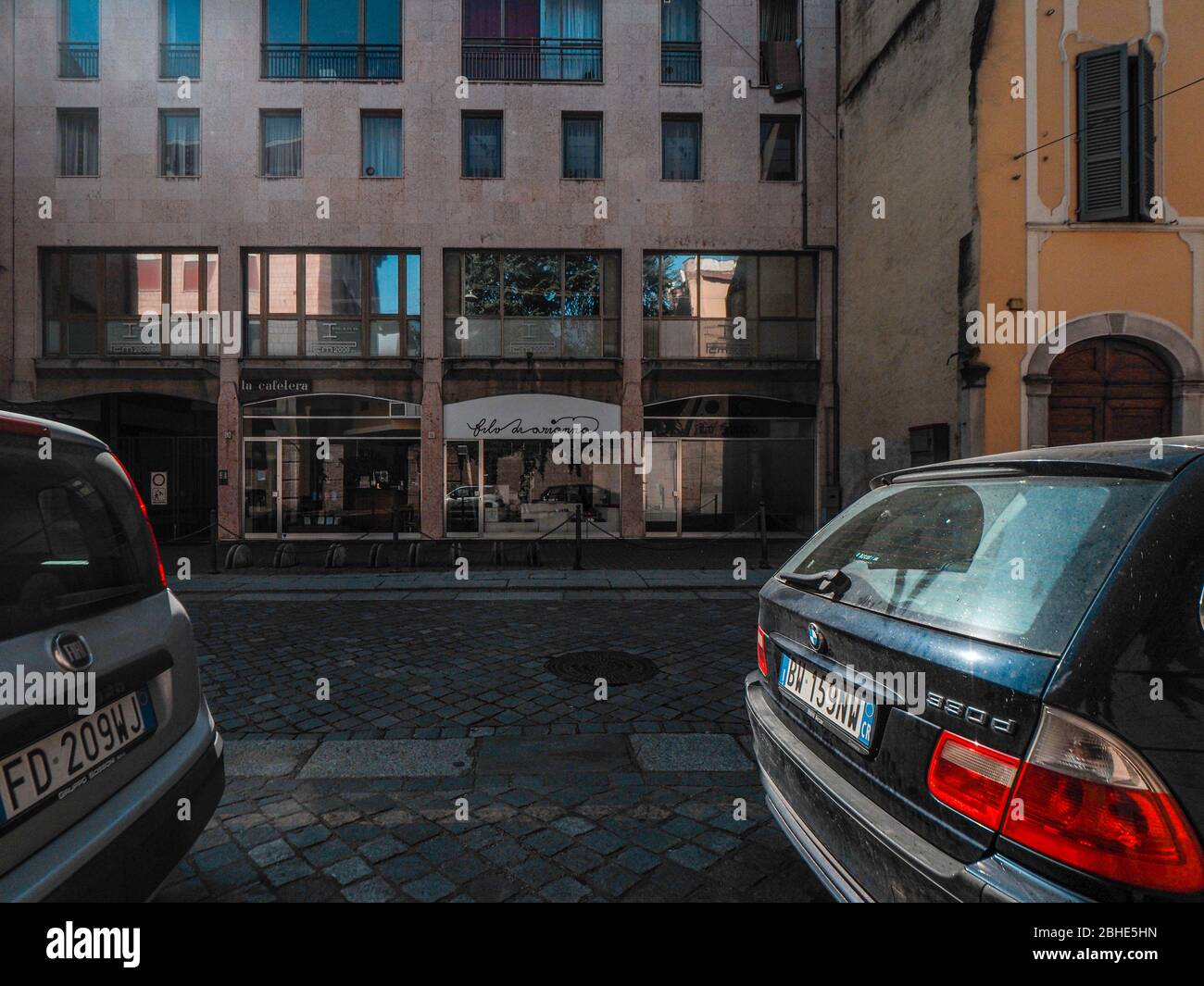 Cremona, Lombardia, Italia - 25 aprile 2020 - deserte città paesaggi nel centro e la vita quotidiana della città durante lo scoppio coronavirus città di chiusura Foto Stock