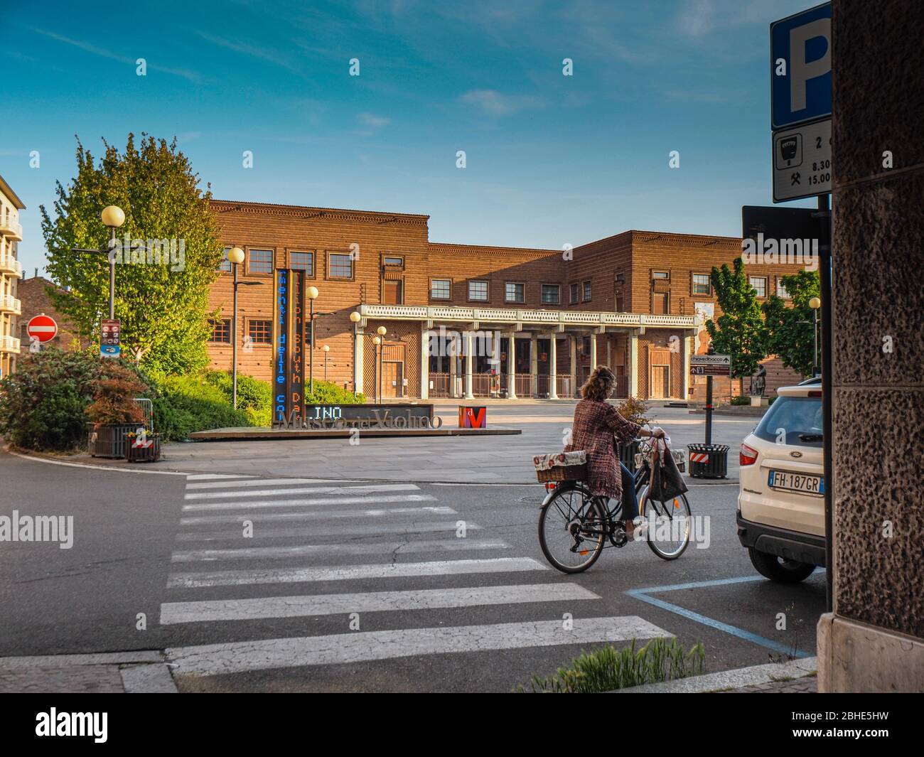 Cremona, Lombardia, Italia - 25 aprile 2020 - deserte città paesaggi nel centro e la vita quotidiana della città durante lo scoppio coronavirus città di chiusura Foto Stock