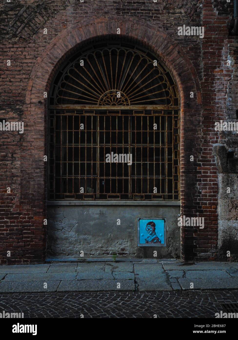 Cremona, Lombardia, Italia - 25 aprile 2020 - deserte città paesaggi nel centro e la vita quotidiana della città durante lo scoppio coronavirus città di chiusura Foto Stock