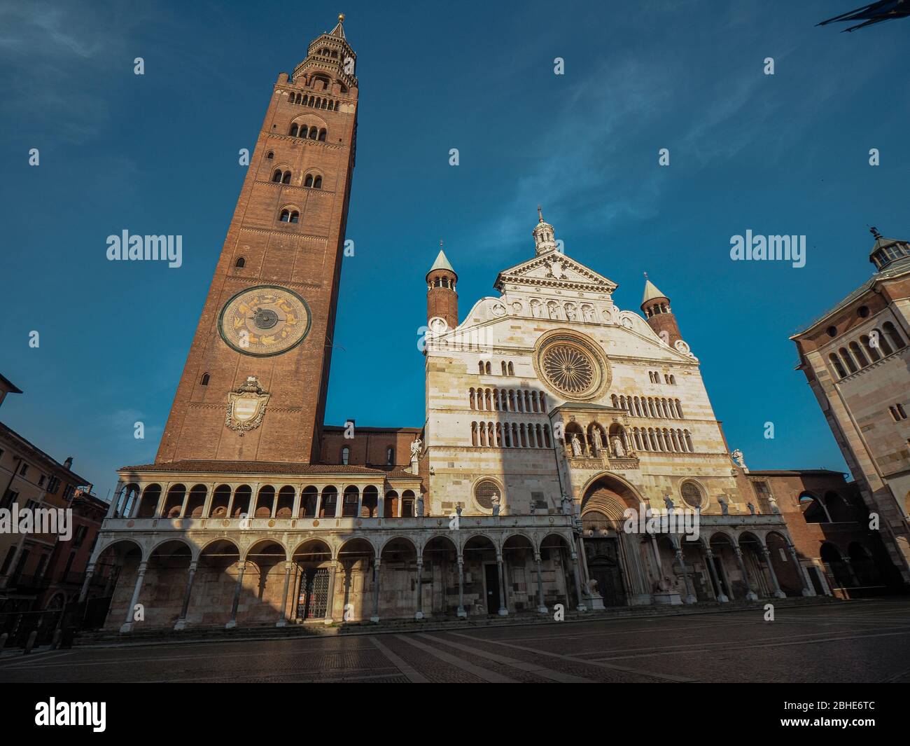 Cremona, Lombardia, Italia - 25 aprile 2020 - deserte città paesaggi nel centro e la vita quotidiana della città durante lo scoppio coronavirus città di chiusura Foto Stock