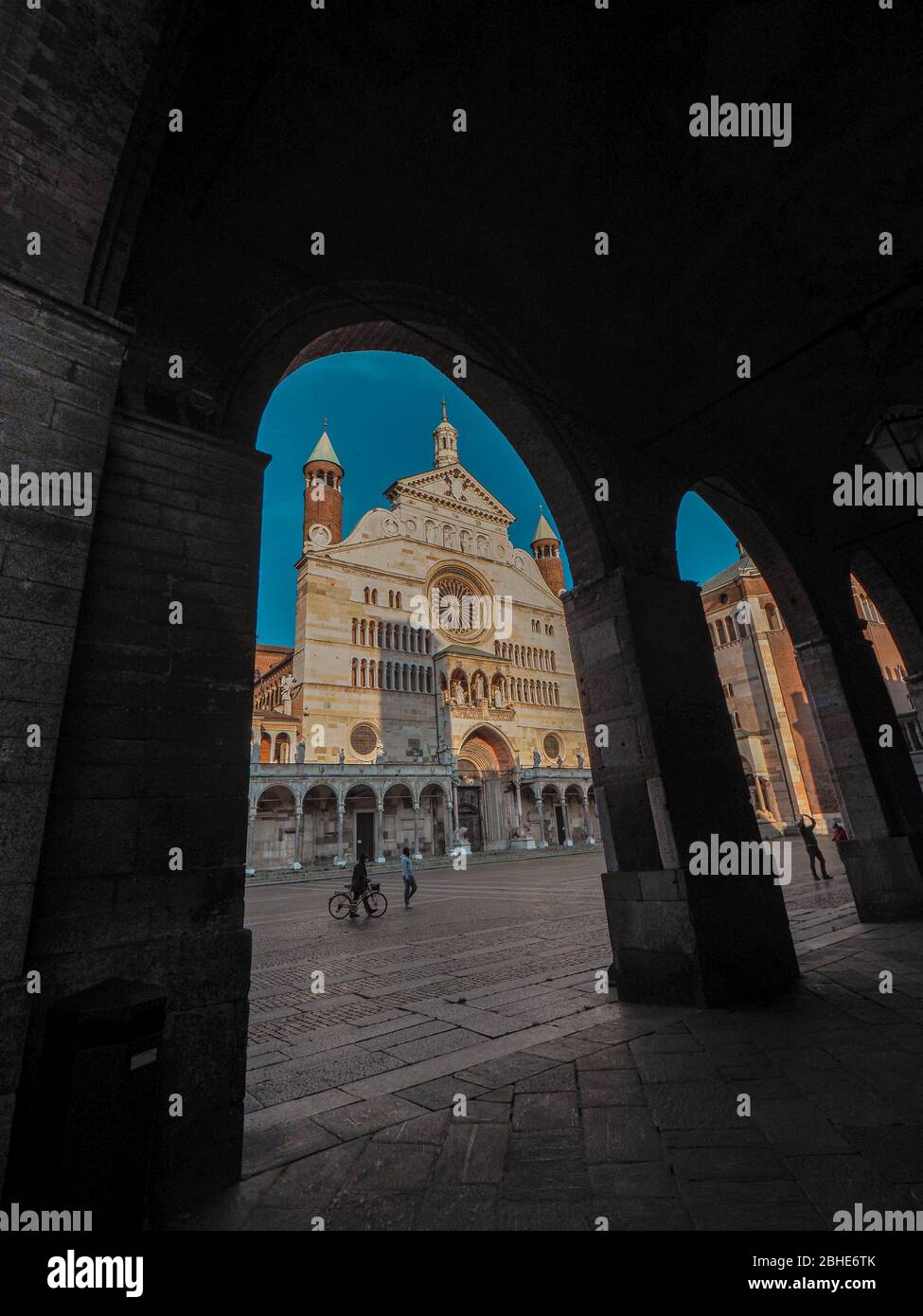 Cremona, Lombardia, Italia - 25 aprile 2020 - deserte città paesaggi nel centro e la vita quotidiana della città durante lo scoppio coronavirus città di chiusura Foto Stock