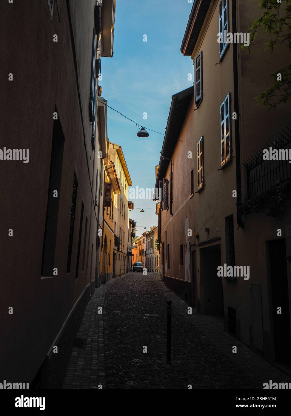 Cremona, Lombardia, Italia - 25 aprile 2020 - deserte città paesaggi nel centro e la vita quotidiana della città durante lo scoppio coronavirus città di chiusura Foto Stock