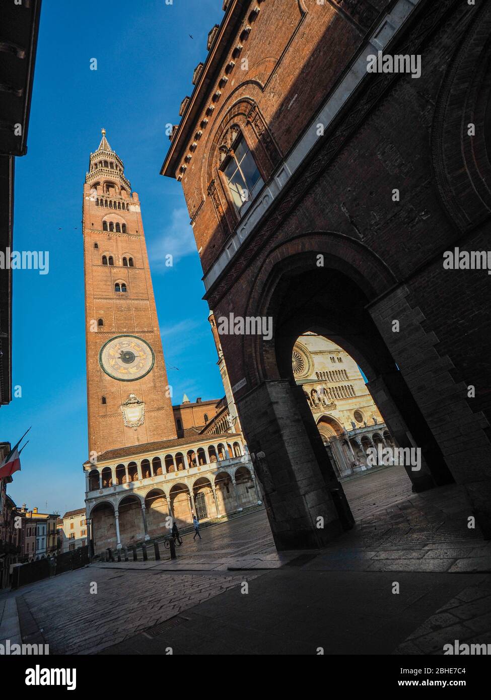 Cremona, Lombardia, Italia - 25 aprile 2020 - deserte città paesaggi nel centro e la vita quotidiana della città durante lo scoppio coronavirus città di chiusura Foto Stock