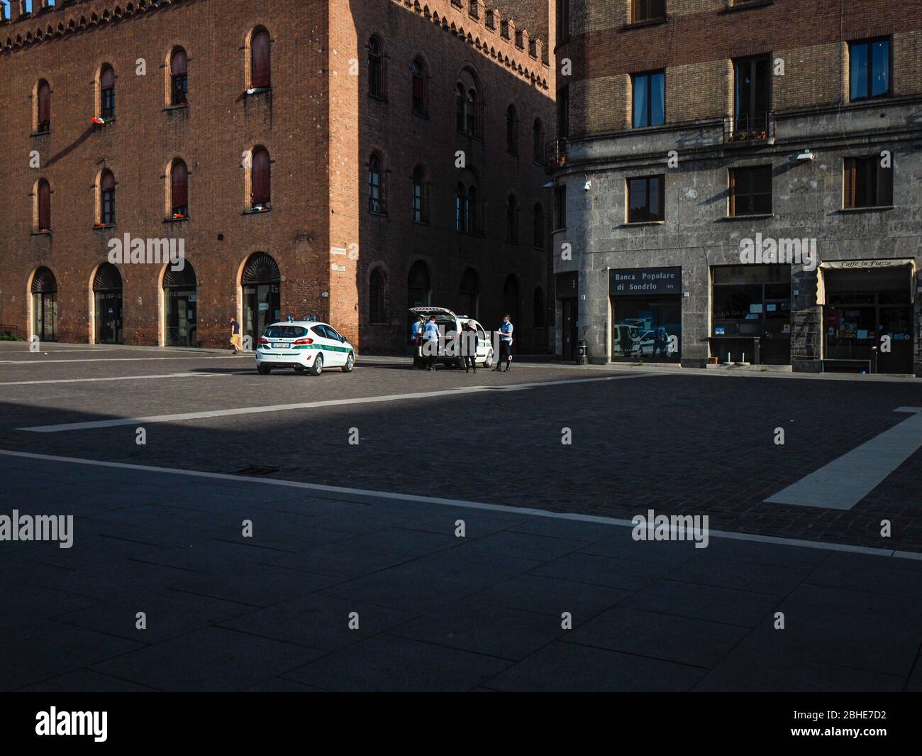 Cremona, Lombardia, Italia - 25 aprile 2020 - deserte città paesaggi nel centro e la vita quotidiana della città durante lo scoppio coronavirus città di chiusura Foto Stock