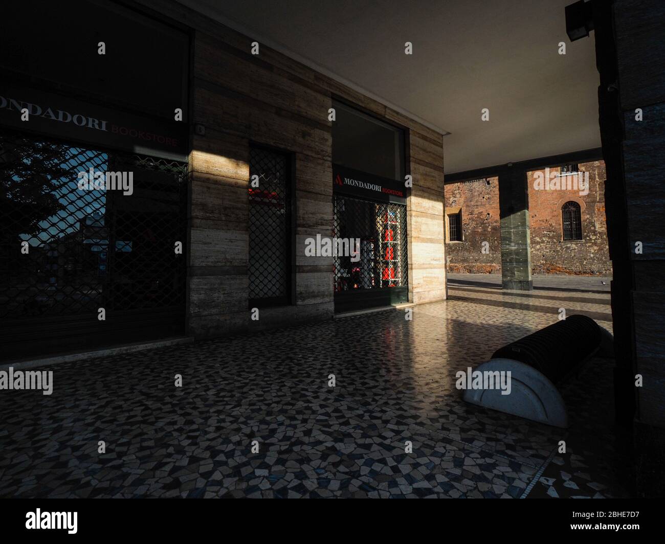 Cremona, Lombardia, Italia - 25 aprile 2020 - deserte città paesaggi nel centro e la vita quotidiana della città durante lo scoppio coronavirus città di chiusura Foto Stock