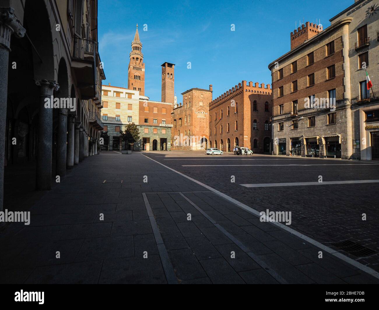 Cremona, Lombardia, Italia - 25 aprile 2020 - deserte città paesaggi nel centro e la vita quotidiana della città durante lo scoppio coronavirus città di chiusura Foto Stock