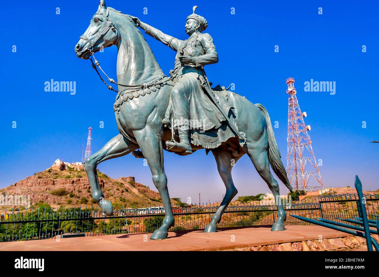 Statua di Maharaja Rao Jodha ji fondatore di Jodhpur vicino Jaswant Thada. Un monumento reale a Jodhpur di Maharaja Jaswant Singh. Foto Stock
