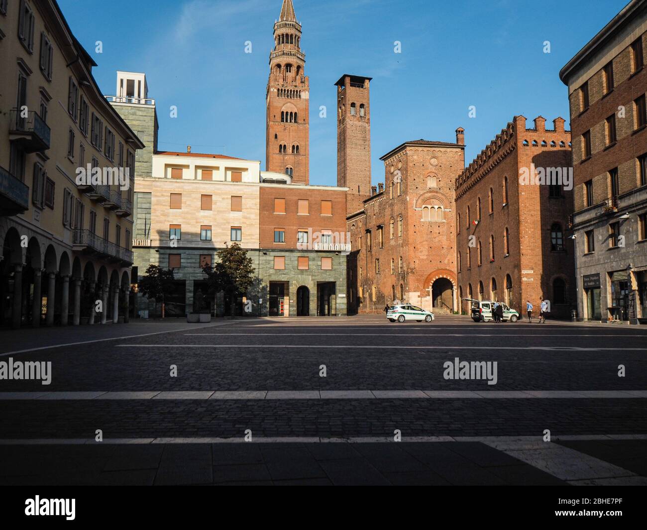 Cremona, Lombardia, Italia - 25 aprile 2020 - deserte città paesaggi nel centro e la vita quotidiana della città durante lo scoppio coronavirus città di chiusura Foto Stock