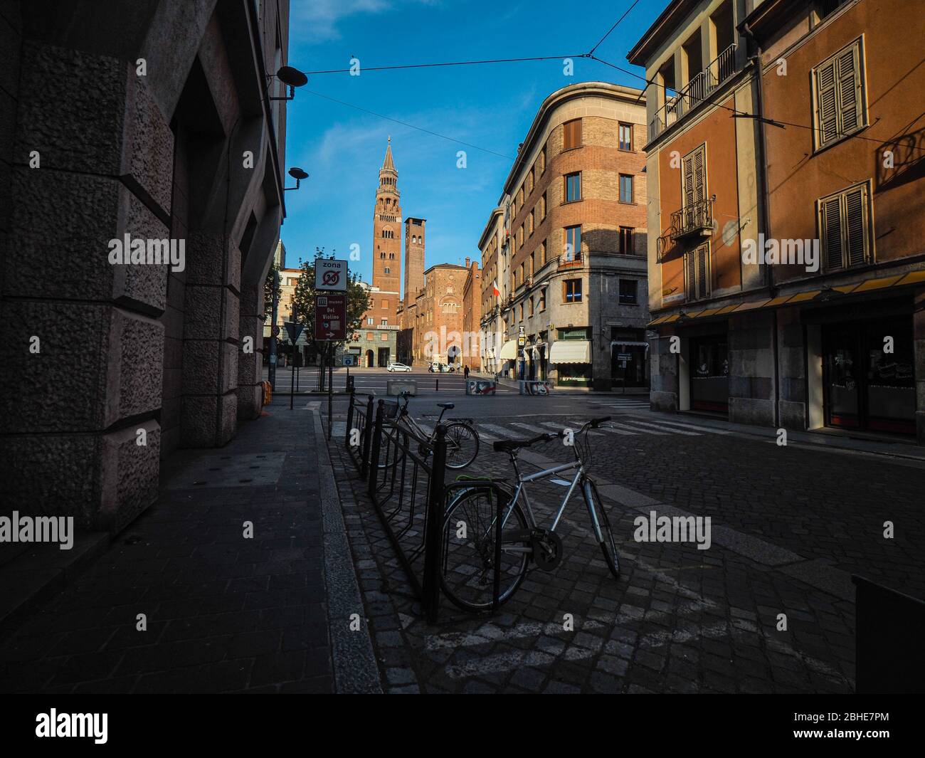Cremona, Lombardia, Italia - 25 aprile 2020 - deserte città paesaggi nel centro e la vita quotidiana della città durante lo scoppio coronavirus città di chiusura Foto Stock
