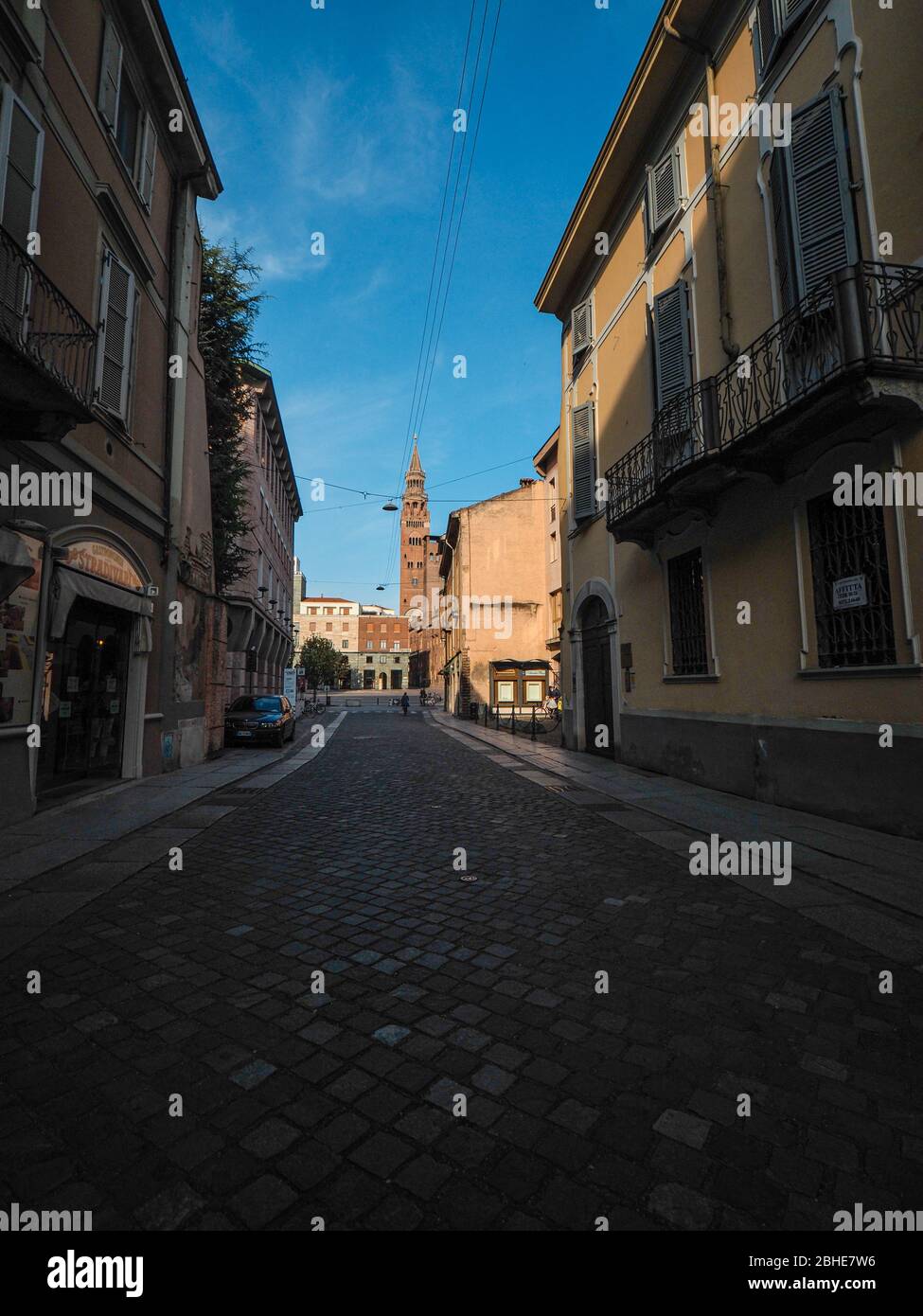 Cremona, Lombardia, Italia - 25 aprile 2020 - deserte città paesaggi nel centro e la vita quotidiana della città durante lo scoppio coronavirus città di chiusura Foto Stock