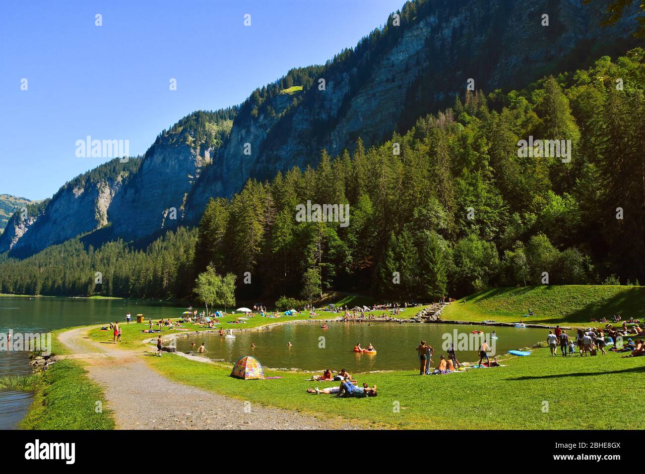 Montriond, Francia - 8 agosto 2019. Lago di Montriond, lago naturale a Portes du Soleil, regione dell'alta Savoia, Francia, un'attrazione per molti turisti Foto Stock
