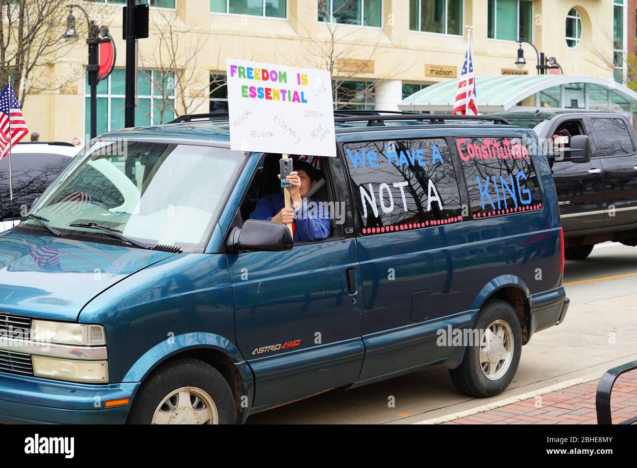 Wisconsinites in auto, camion e SUV si sono radunati al Capitol del Wisconsin griglia di blocco delle strade in protesta contro più sicuro a casa Foto Stock