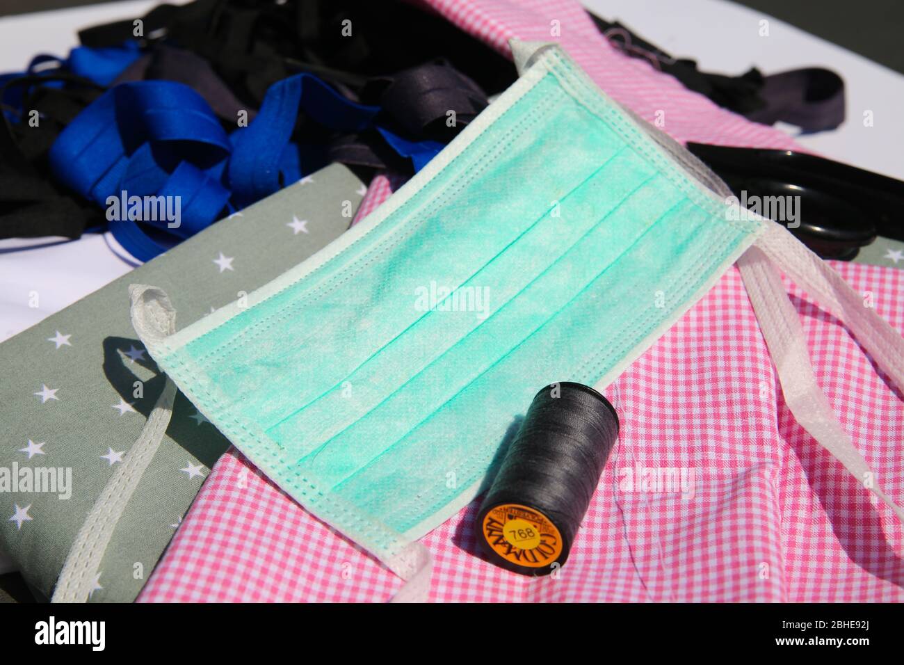 Vista sugli accessori per maschera facciale autoprotettiva: Tessuto, filato e fasce elastiche Foto Stock