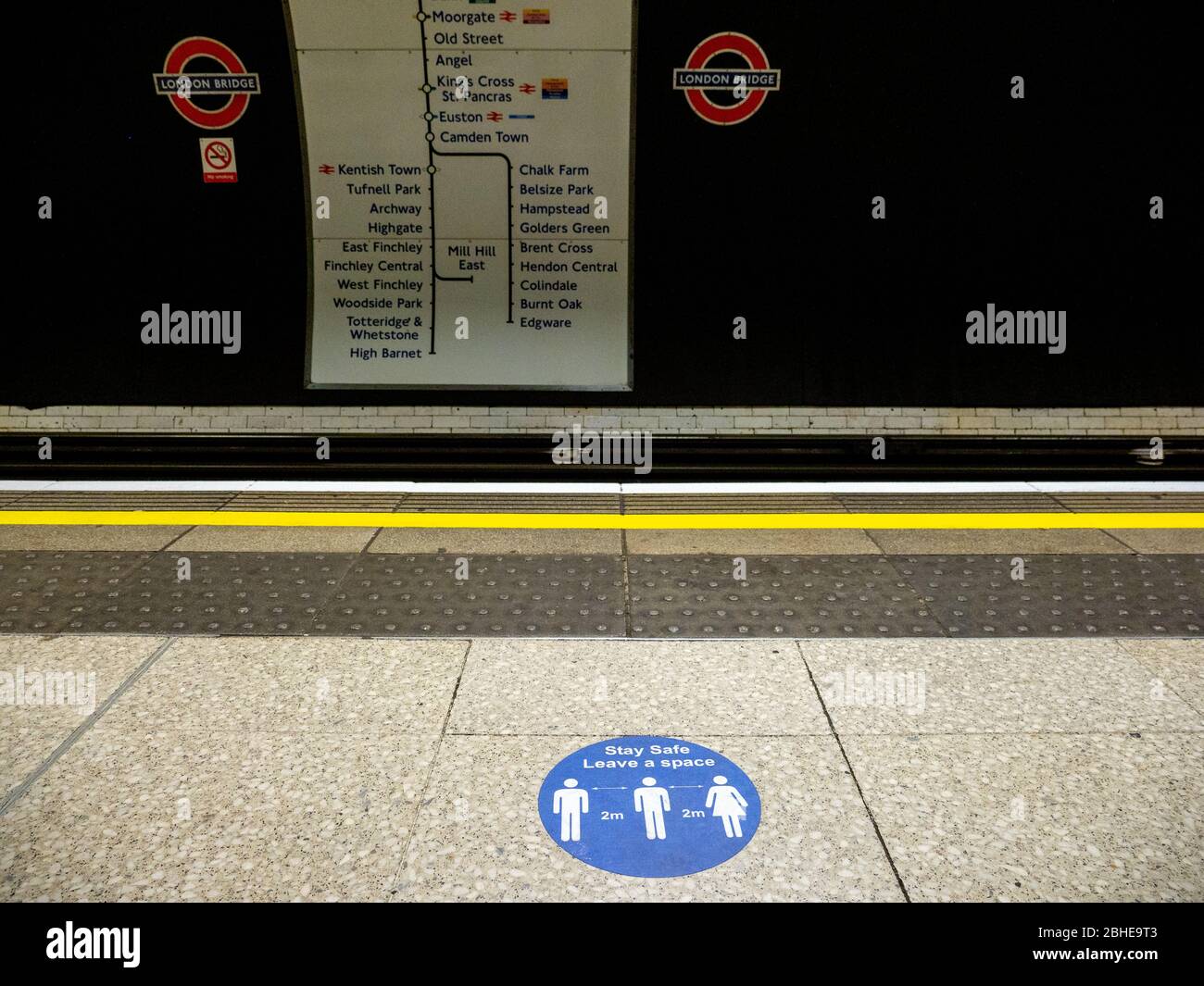 I pennarelli sociali sulla piattaforma della rete metropolitana di Londra. Foto Stock