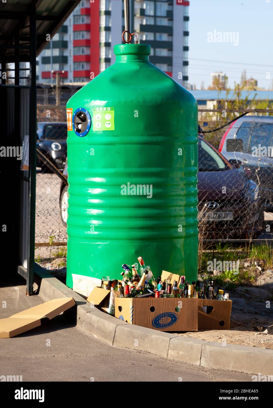 Ucraina, Kiev - 25 aprile 2020: Raccolta e cernita di materiali riciclabili. Contenitore per vetro. Scatola con bottiglie. Riciclaggio. Zero sprechi. Consegna Foto Stock