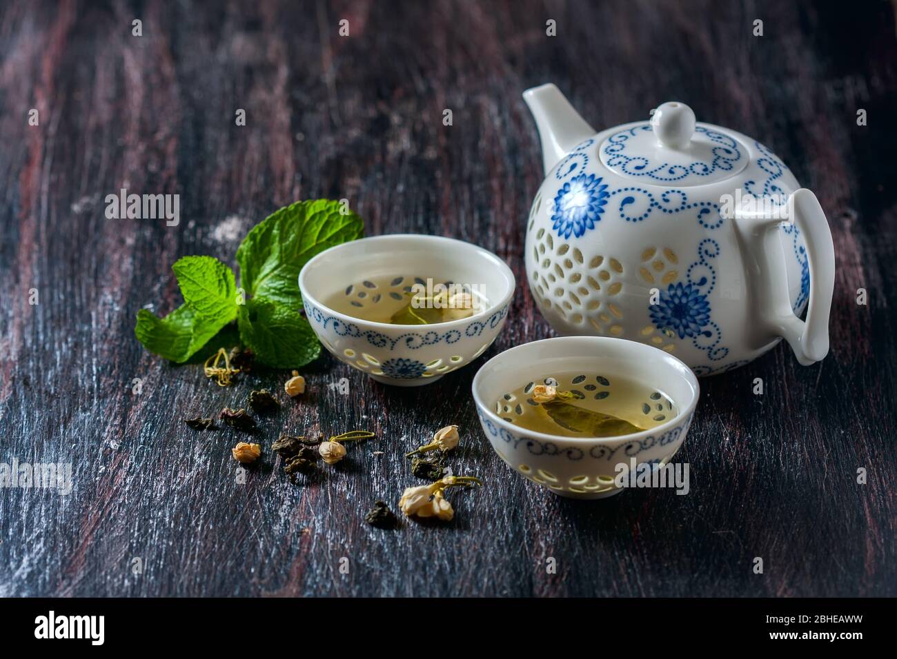 Set di tè cinesi, tè verde e menta fresca. Messa a fuoco selettiva Foto Stock