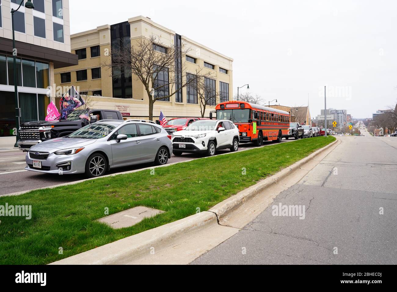 Wisconsinites in auto, camion e SUV si sono radunati al Capitol del Wisconsin griglia di blocco delle strade in protesta contro più sicuro a casa Foto Stock