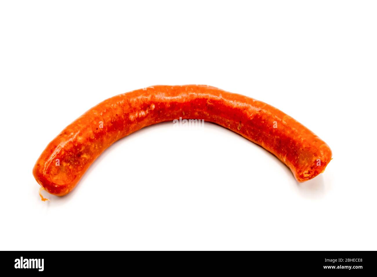 Merguez grezzo su sfondo bianco. Macellaio, carne. Foto Stock