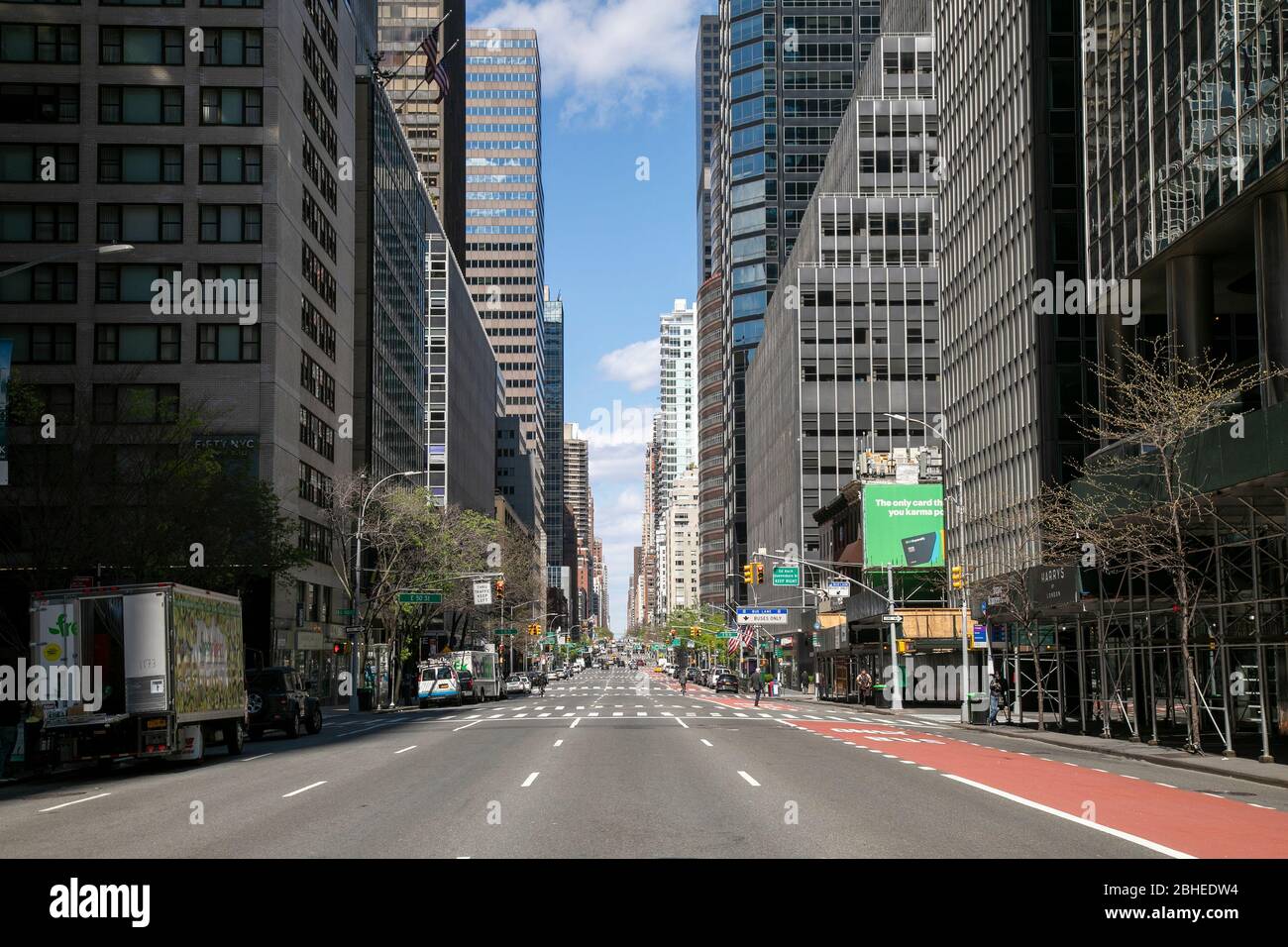 3rd Avenue guardando a nord da 49th Street, New York City. Foto Stock