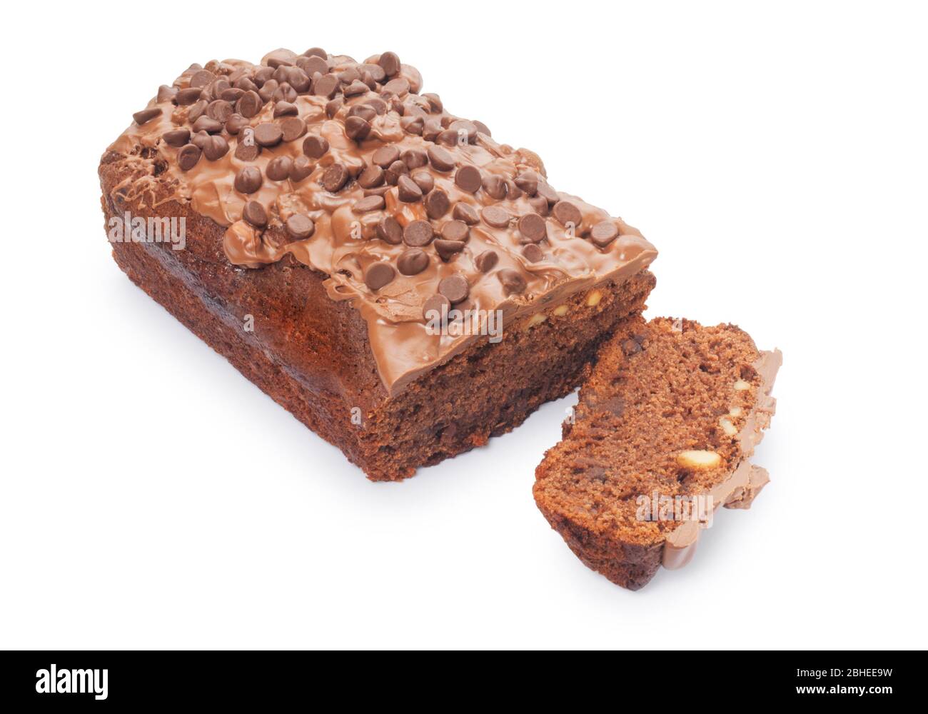 Studio di una torta di cioccolato fudge tagliata su uno sfondo bianco - John Gollop Foto Stock