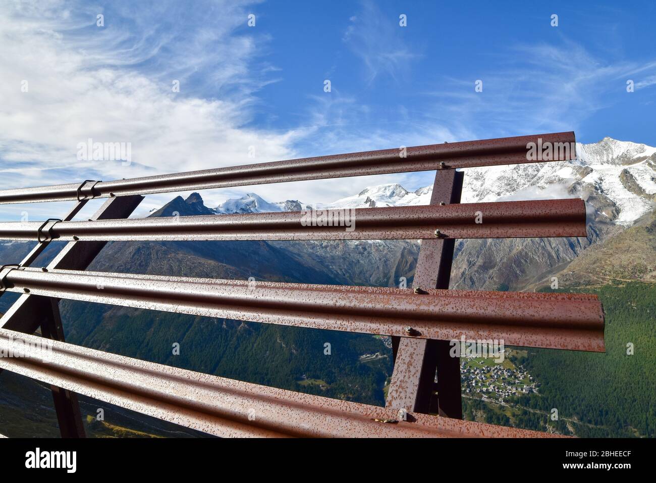 Barriere per valanghe su ripide colline. Foto Stock