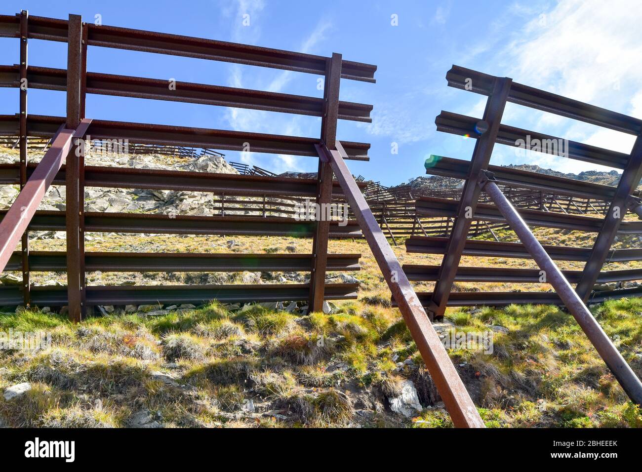 Barriere per valanghe su ripide colline. Foto Stock