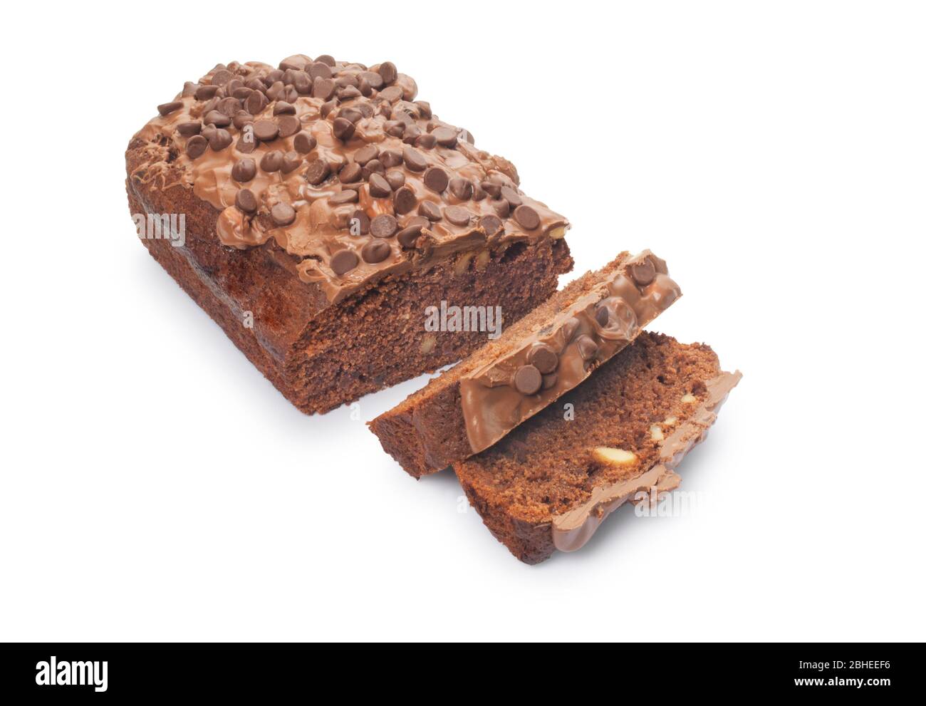 Studio di una torta di cioccolato fudge tagliata su uno sfondo bianco - John Gollop Foto Stock