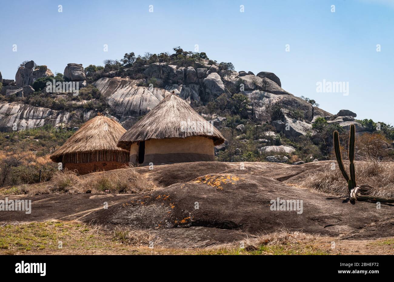 Villaggio africano presso le antiche rovine del Grande Zimbabwe vicino al Lago Mutirikwe Foto Stock