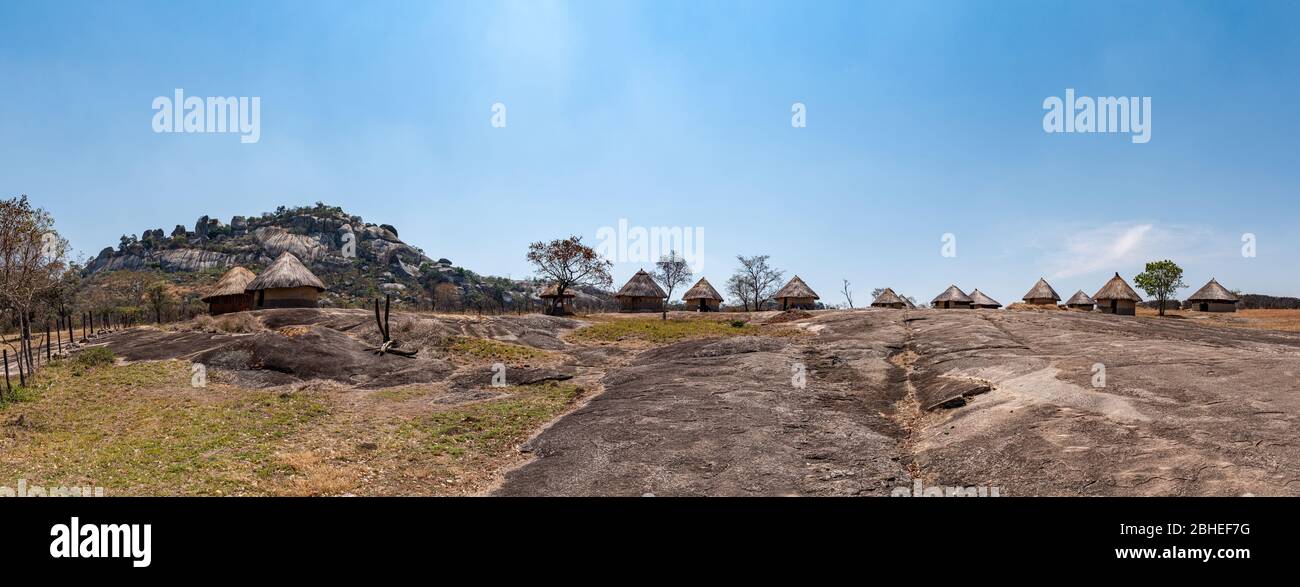 Villaggio africano presso le antiche rovine del Grande Zimbabwe vicino al Lago Mutirikwe Foto Stock