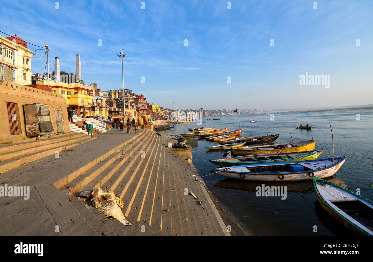 Scena mattutina a Varanasi ghat, Uttar Pradesh, India. Foto Stock