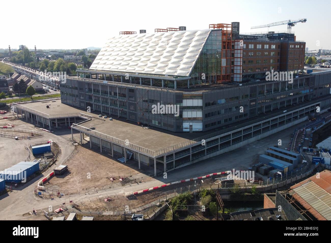 Smethwick, Birmingham, West Midlands, Regno Unito. 25 aprile 2020. L'incompiuto Midland Metropolitan Hospital di Smethwick, Birmingham, viene utilizzato come sito di test temporaneo regionale per coloro che presentano sintomi di COVID-19. Il sito di cambio marcia è il secondo in città dopo l'Edgbaston Cricket Ground. Il sito del super ospedale doveva essere terminato nell'ottobre 2018 prima che Carillion collassasse in amministrazione. L'ospedale è ora pronto per essere consegnato entro il 2022. Credito: Interrompi stampa Media/Alamy Live News Foto Stock