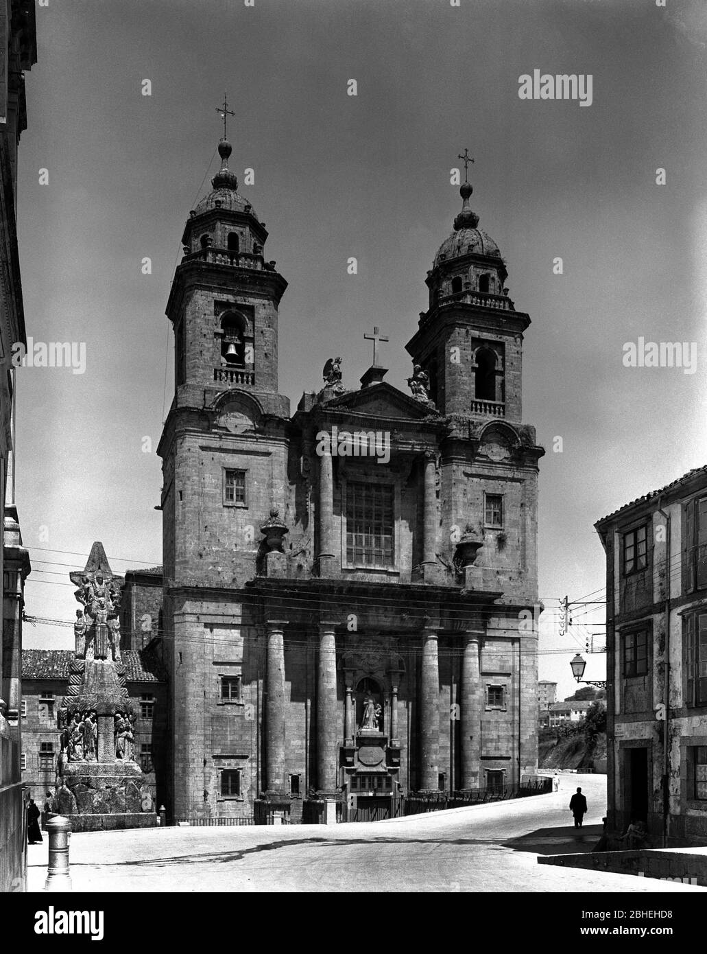 MONUMENTO A SAN FRANCISCO DE ASIS DE FRANCISCO ASOREY JUNTO A LA FACHADA BARROCA DE LA IGLESIA DE SAN FRANCISCO - 1742 - B/N - AÑOS 50. Autore: RODRIGUEZ SIMON. LOCALITÀ: IGLESIA DE SAN FRANCISCO. SANTIAGO DE COMPOSTELA. Coruña. SPAGNA. Foto Stock