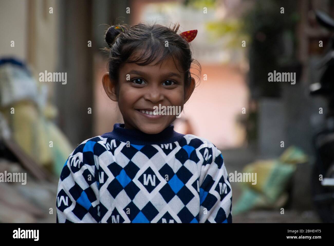 Felice giovane povera ragazza di strada indiana ridendo. India Foto Stock