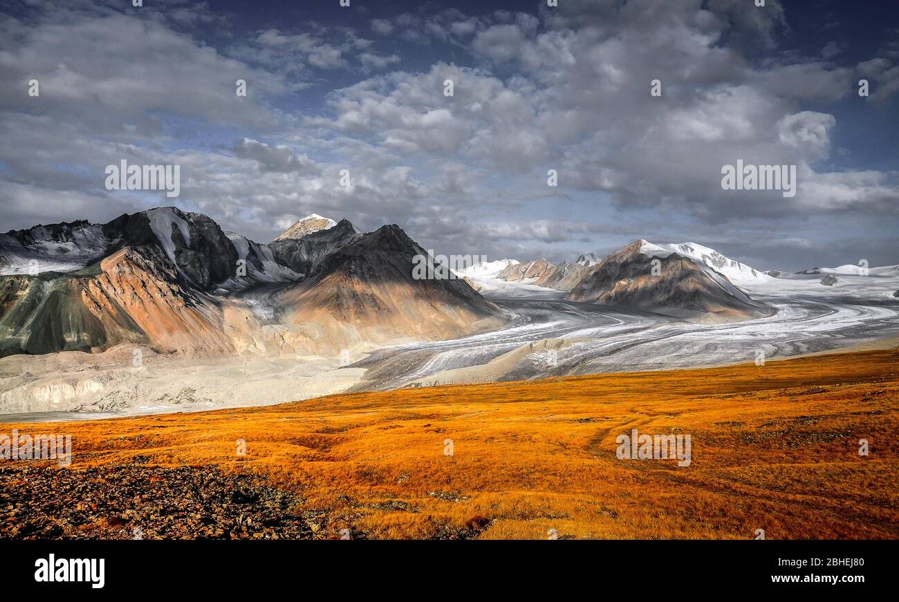 Panorama, Ghiacciaio Potanin sui Monti Altai, Provincia di Bayan-Ulgii, Mongolia, Asia Foto Stock