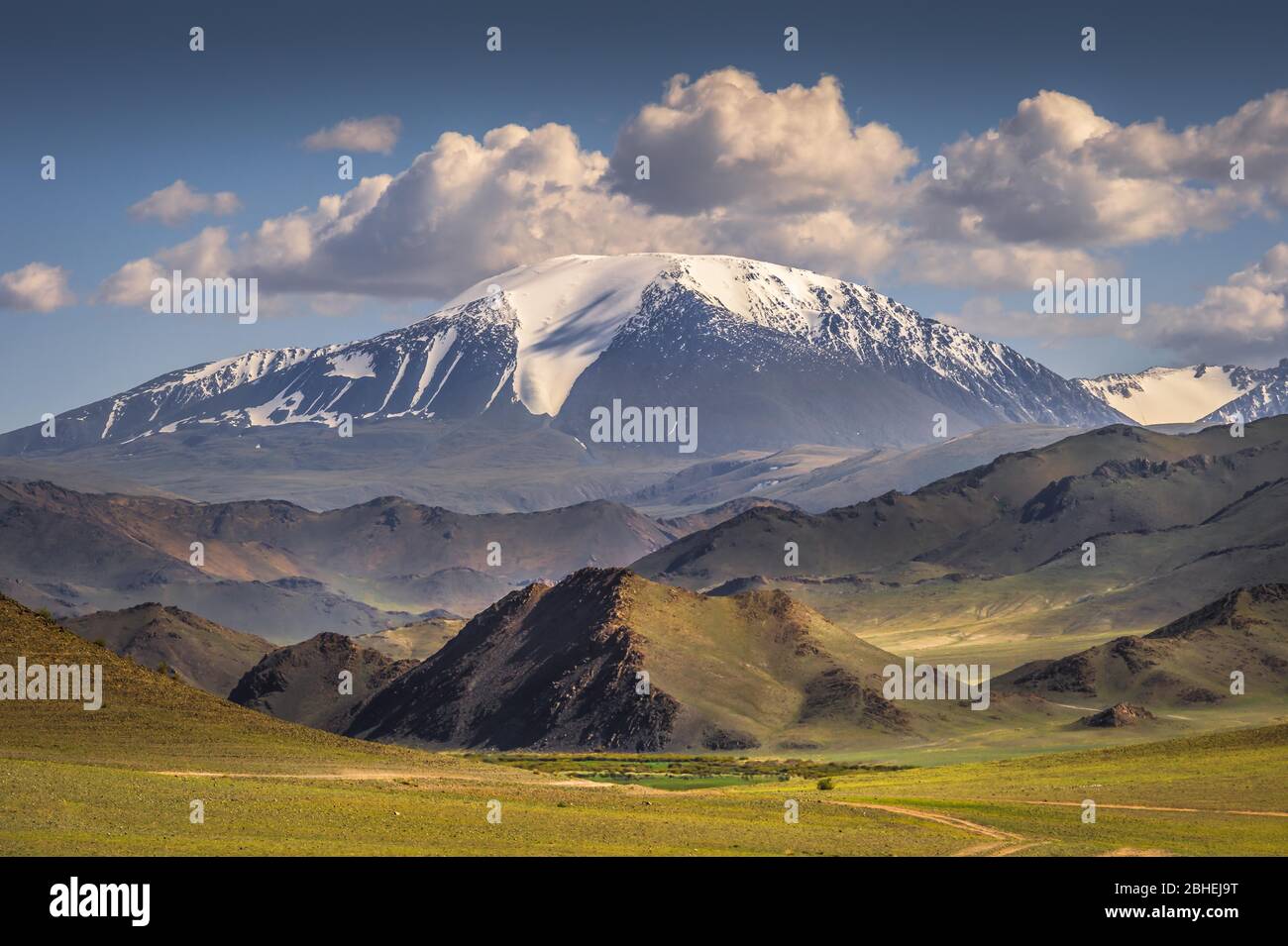 Il Tsengel Khairkhan coperto di neve, montagne Alktai, provincia di Bayan-Ulgii, Mongolia, Asia Foto Stock