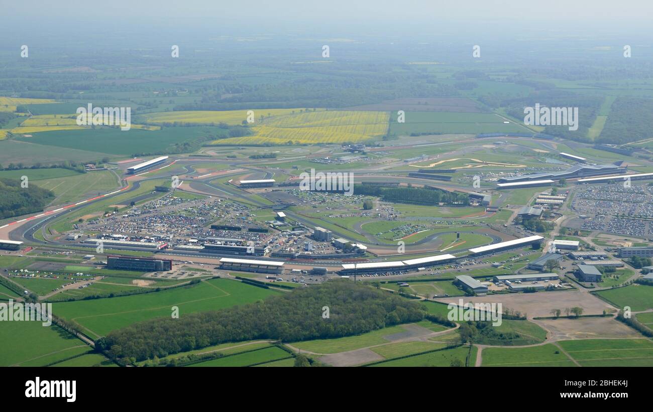 Una vista aerea del circuito automobilistico di Silverstone, sede delle corse automobilistiche britanniche e sede di numerosi eventi di grandi dimensioni Foto Stock