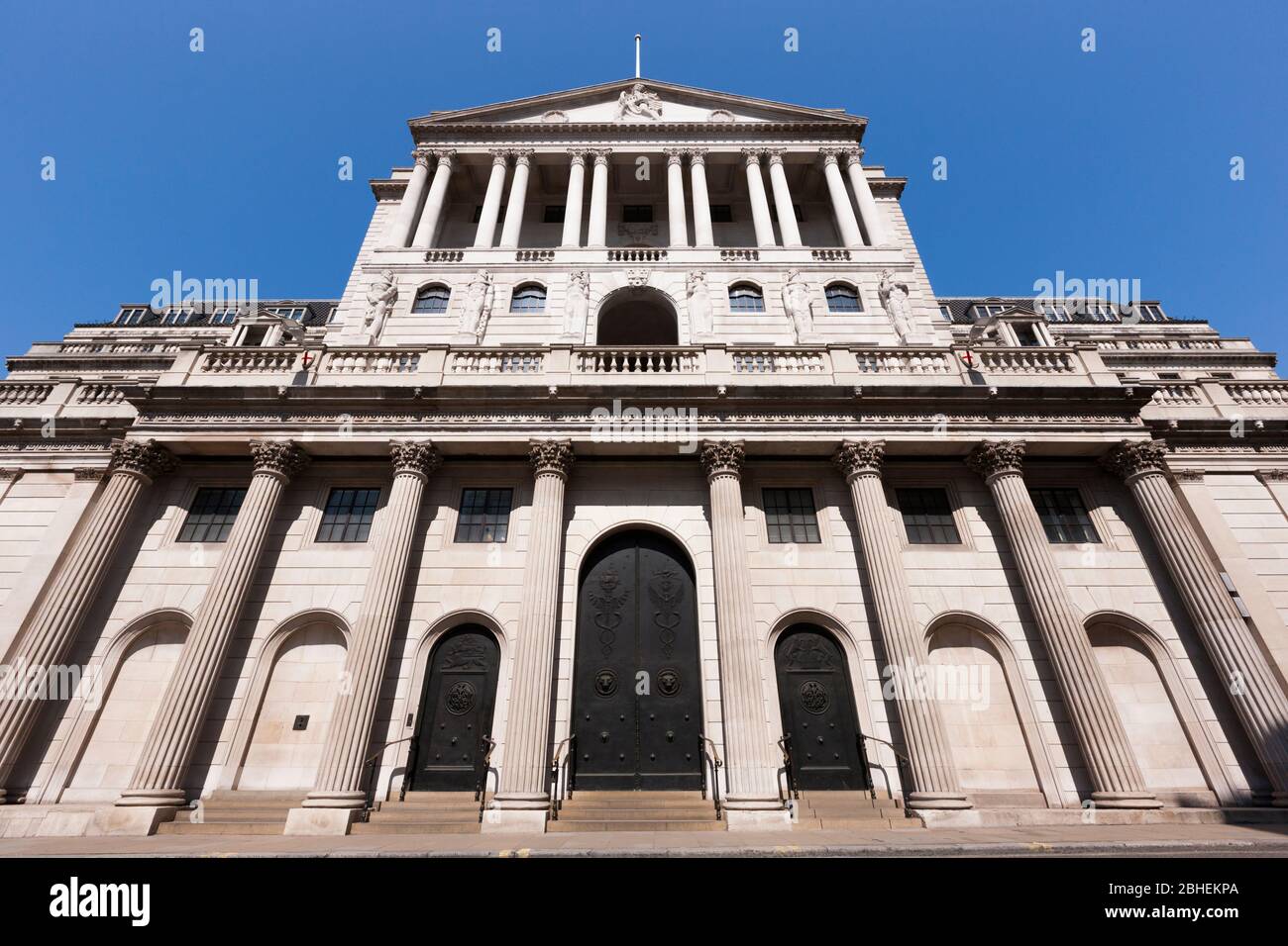 Facciata anteriore dell'edificio della Bank of England in Threadneedle St, Londra, EC2R 8AH. La banca controlla i tassi di interesse per il Regno Unito. (118) Foto Stock
