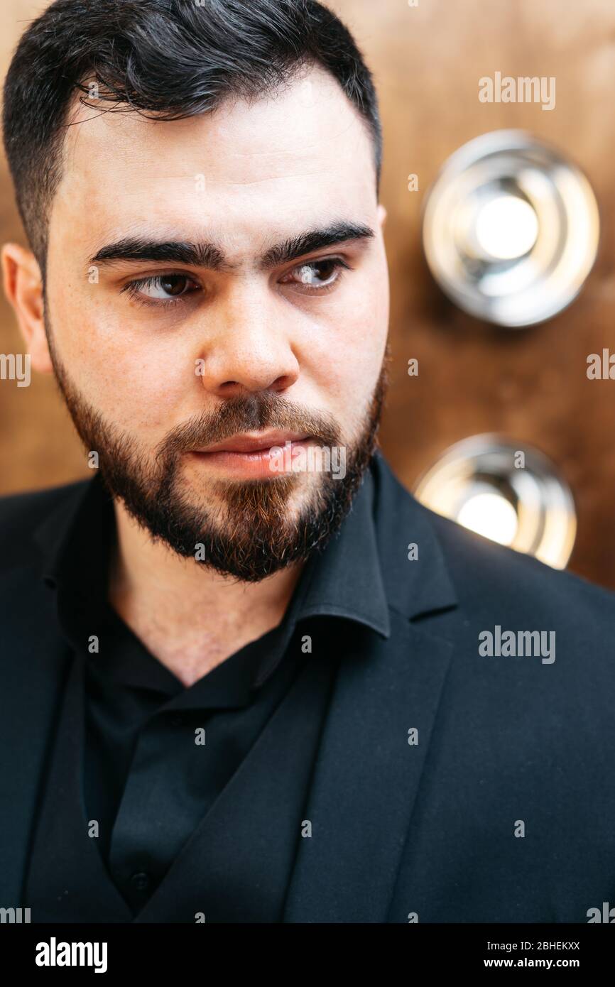 giovane uomo elegante e serio con barba che indossa abiti formali Foto Stock