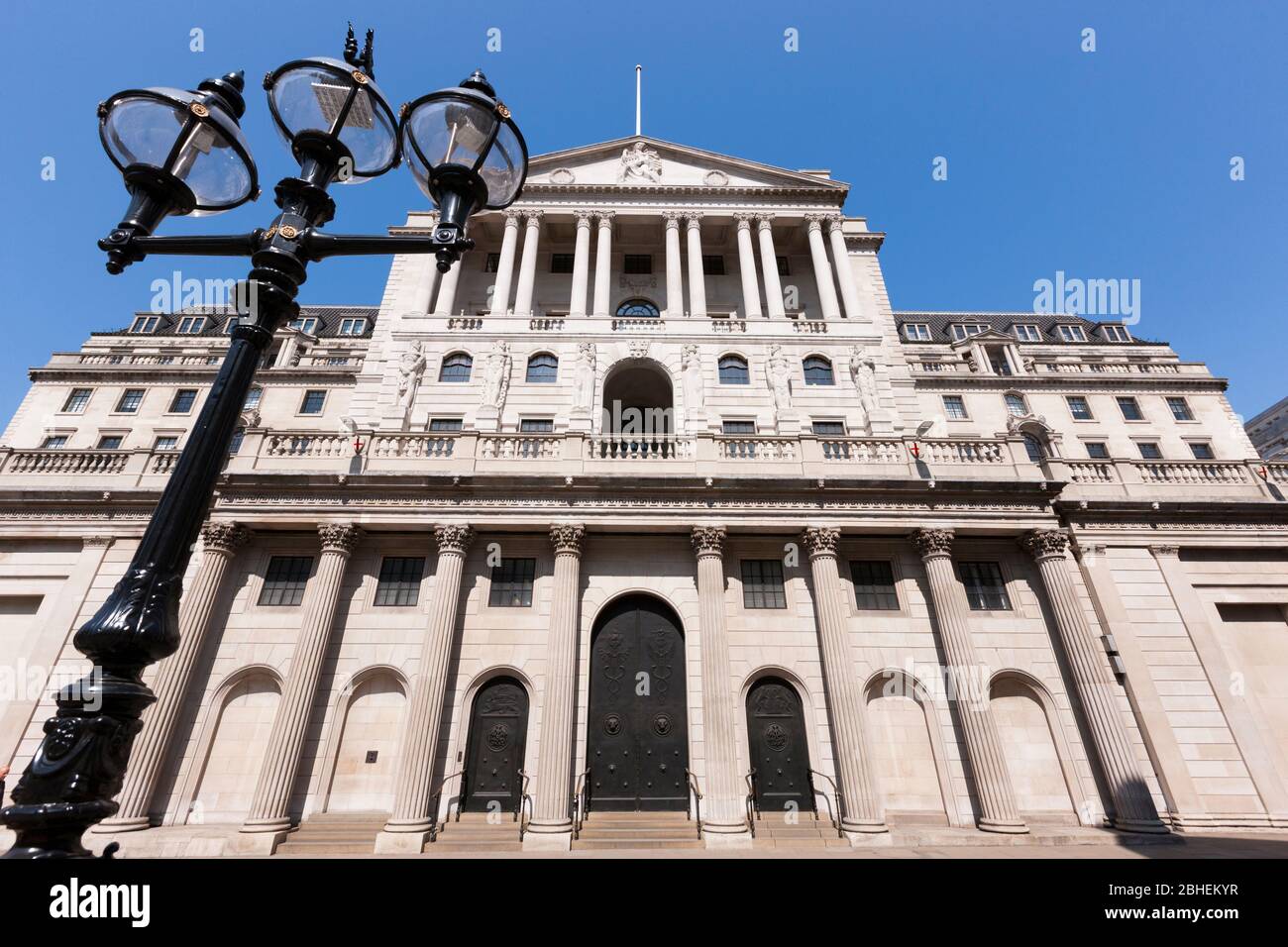 Facciata anteriore dell'edificio della Bank of England in Threadneedle St, Londra, EC2R 8AH. La banca controlla i tassi di interesse per il Regno Unito. (118) Foto Stock