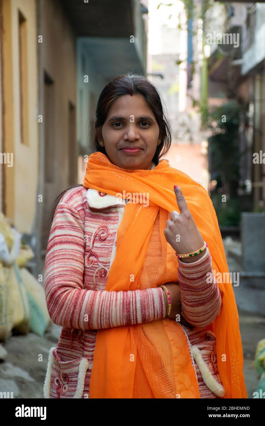 Donna che mostra il segno di voto in mano dopo il voto, India Foto Stock