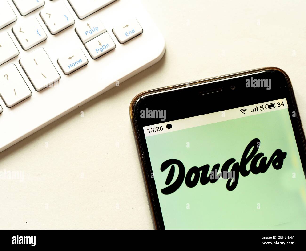 In questa illustrazione fotografica il logo Douglas viene visualizzato sullo smartphone Foto Stock