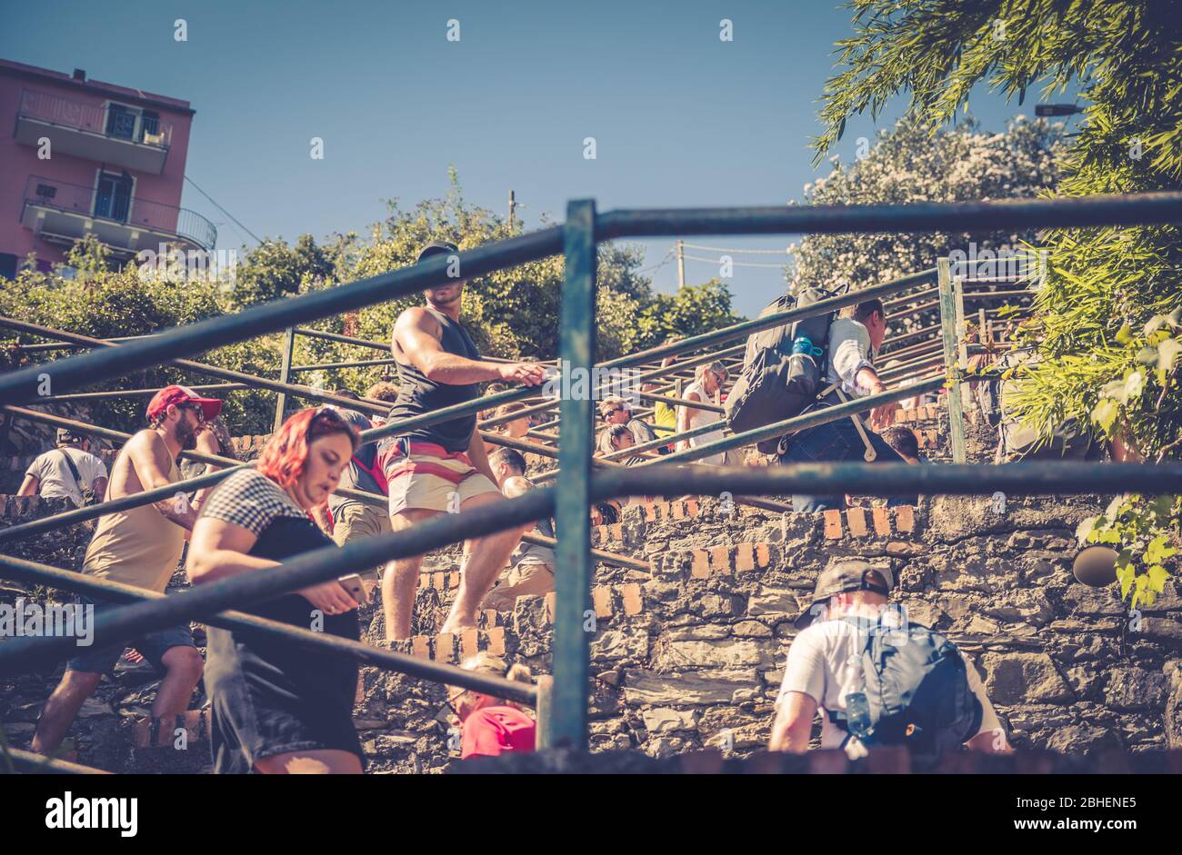 Corniglia, Italia, 9 settembre 2018: Si salgono e scendono i gradini della scalinata Lardarina fino alla cima della roccia del villaggio di Corniglia, Parco Nazionale delle cinque Terre, la Spezia, Liguria, Italia Foto Stock