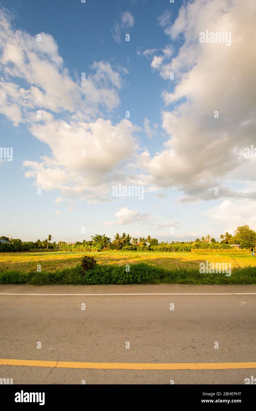 Nuvole nel cielo blu in una giornata limpida Foto Stock