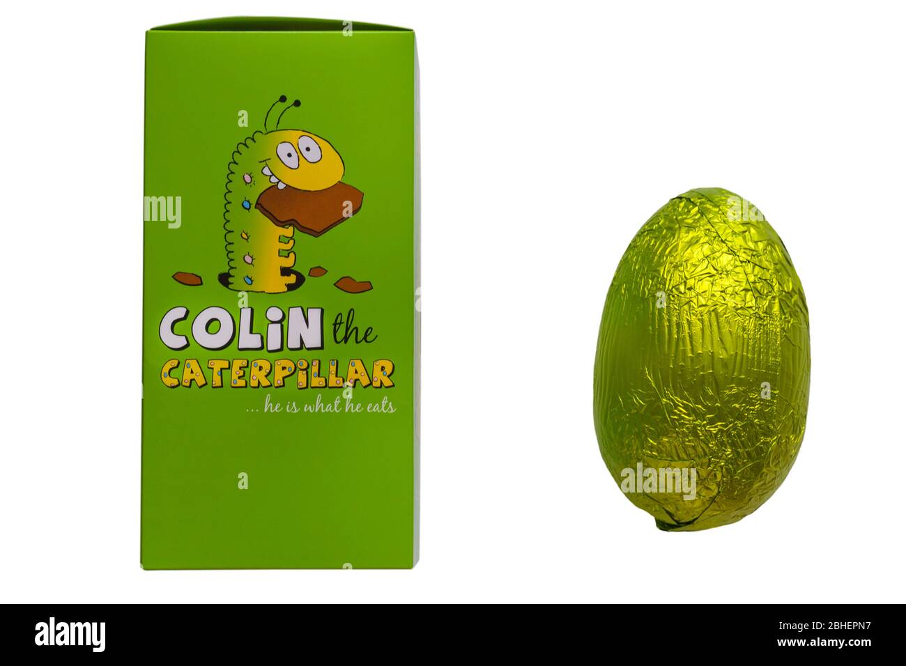M&S Colin il cioccolato Caterpillar uovo di Pasqua è ciò che mangia rimosso dalla scatola isolato su sfondo bianco - latte cioccolato Hollow Egg Foto Stock
